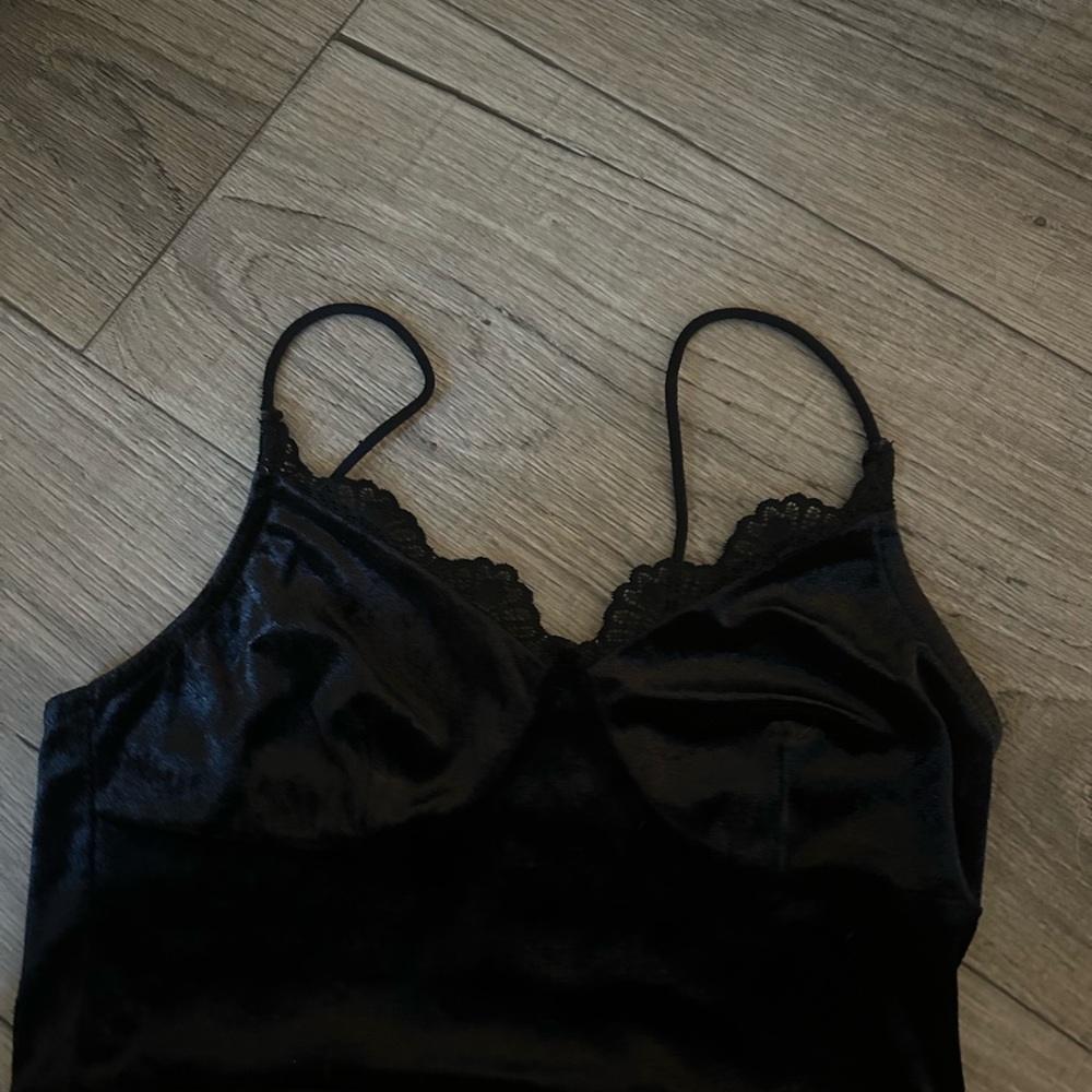 SHEIN Elegant Black Lace Trim Camisole Crop top